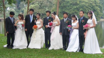 Một đám cưới tập thể của các chú rể Hàn Quốc và các cô dâu Việt Nam (ảnh KT) VOV